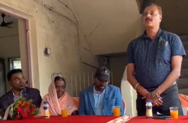 मां के रिटायरमेंट के दिन इंग्लैंड से आया बेटा, पढ़िए कैसे एक पीयून की नौकरी करनेवाली मां ने अपने दो बेटों को बनाया डॉक्टर