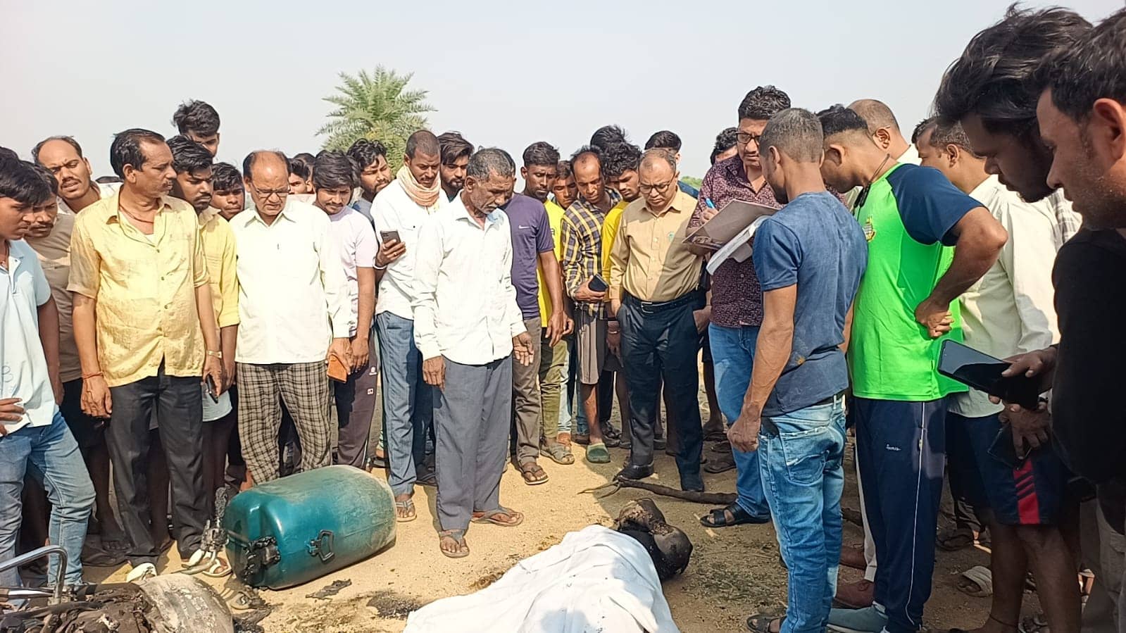 पलामू:11 हजार वोल्ट तार की चपेट में आने से पिता-पुत्र की गई जान, बिजली विभाग पर लापरवाही का आरोप, ग्रामीणों में आक्रोश