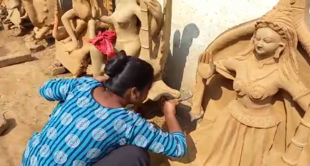 बसंत पंचमी को लेकर सरस्वती की प्रतिमा बनाने में जुटी देवघर की ये निपुण महिलाएं