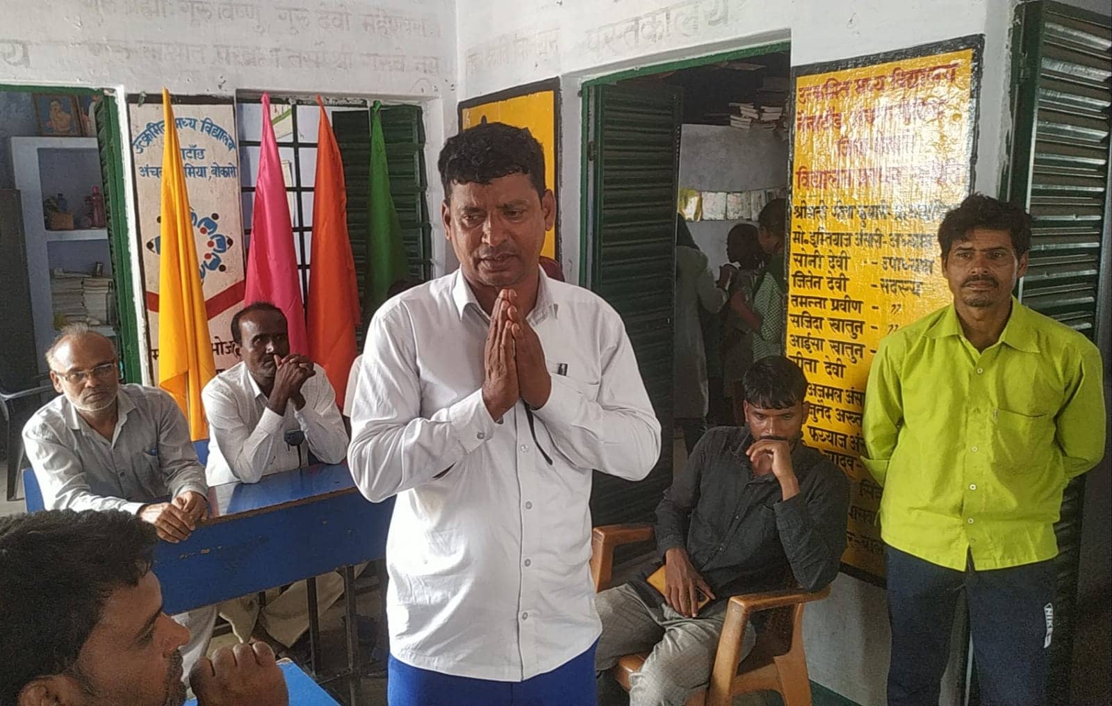 शर्मनाक! अश्लील बातें कर छात्राओं को बैड टच करता था टीचर, फिर देखिए छात्राओं ने कैसे दी सजा, Video Viral