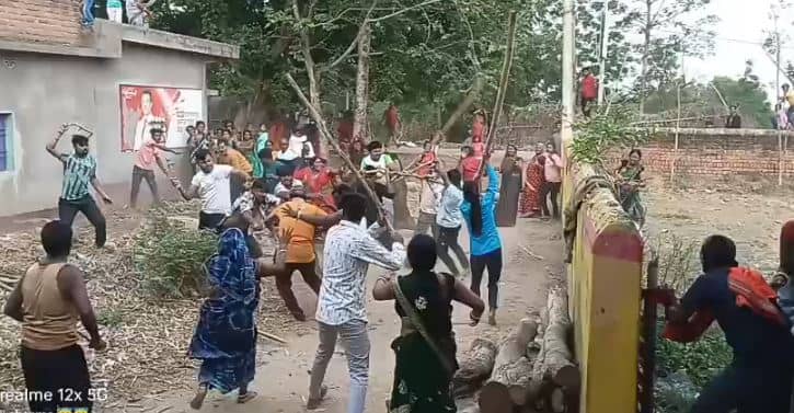 BREAKING: रास्ता विवाद को लेकर दो पक्षो में ख़ूनी संघर्ष, जमकर चले लाठी डंडे, 13 लोग घायल, देखें मारपीट वीडियो