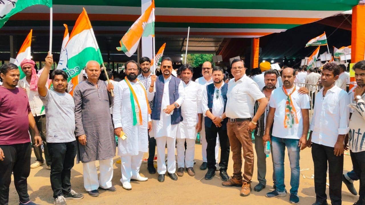 रांची रैली में कांग्रेस नेता अशोक सिंह के साथ धनबाद से शामिल हुए बड़ी संख्या में कांग्रेसी