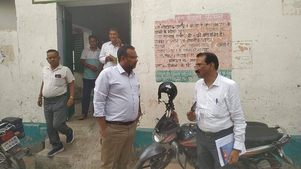 छात्राओं से अश्लील हरकत करने का मामला: जब बोकारो जिला शिक्षा अधीक्षक पहुंचे स्कूल और किया मामले की जांच, तो जानिए फिर क्या हुआ
