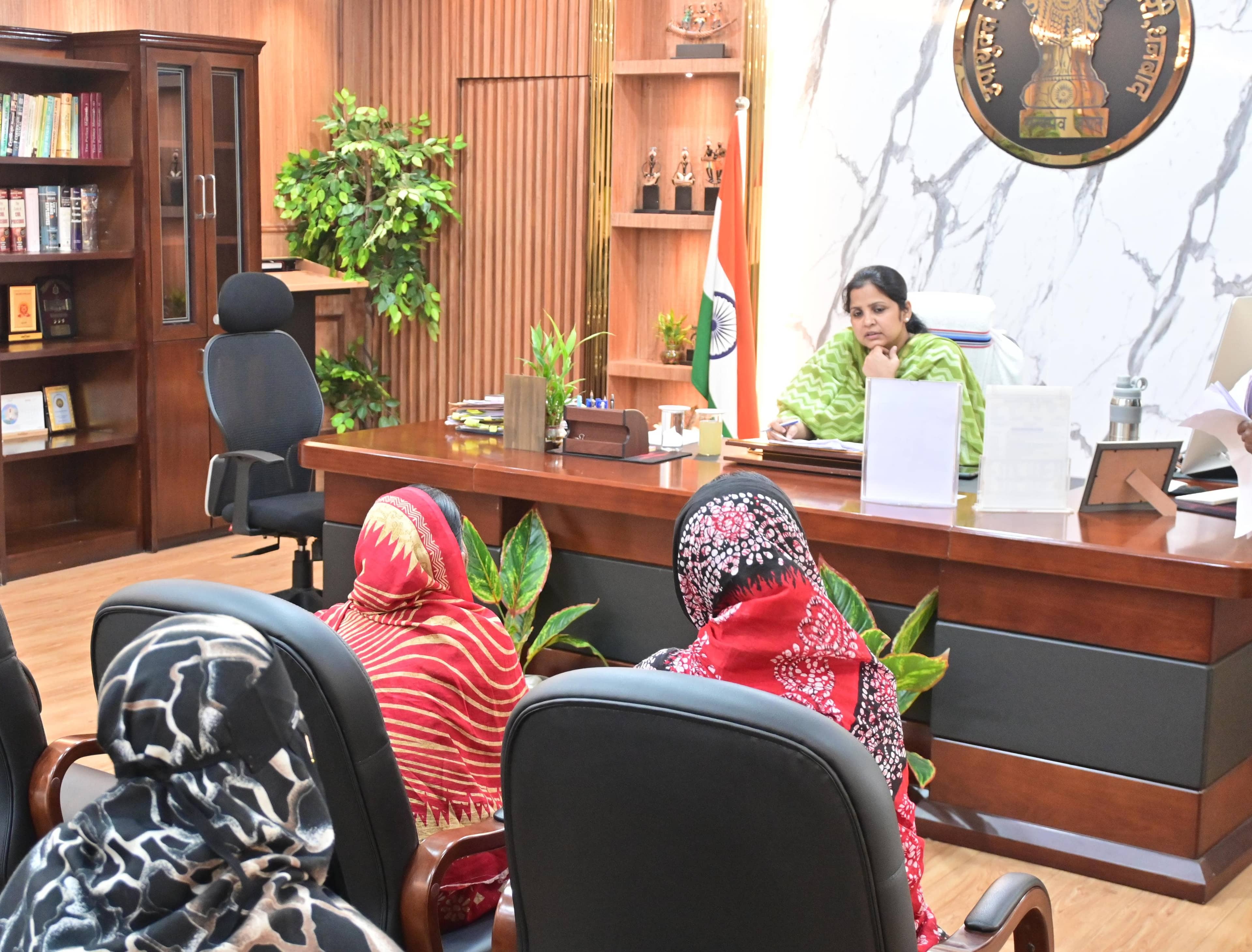 एक मां और एक बहन की गुहार -छोटा बेटा घर पर कब्ज़ा कर लिया है, भाई  देखभाल नहीं करता, राहत दिलाइये डीसी मैडम