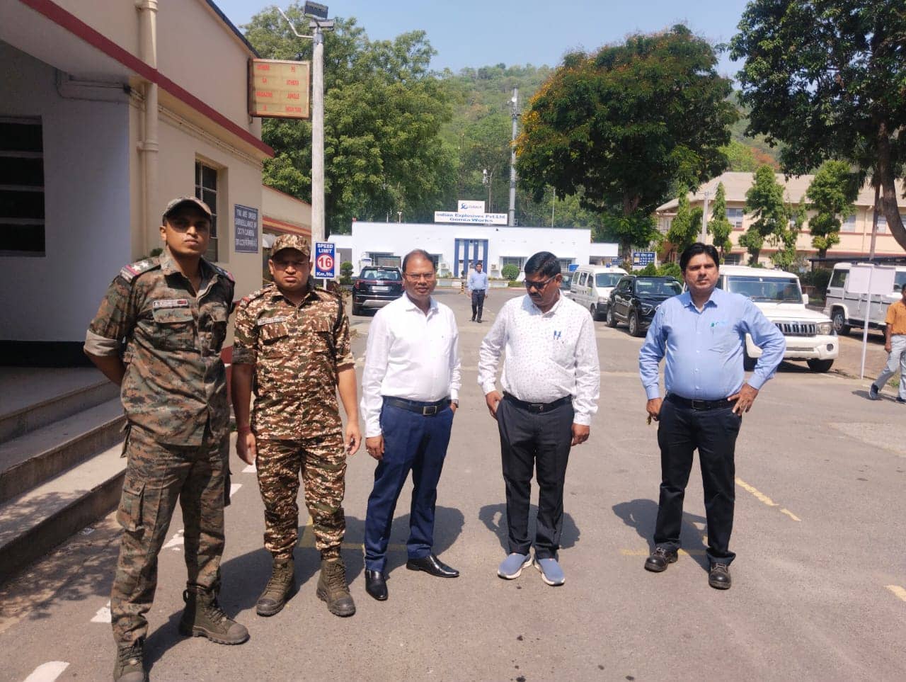 मॉक ड्रिल अभ्यास की तैयारी में जुटे अधिकारी, चार बजे गोमिया के आईईएल में सायरन बजेगा और होगा ब्लैकआउट