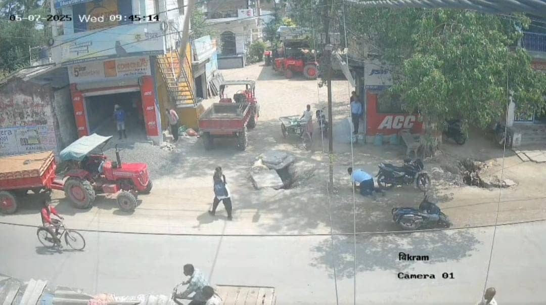 मुजफ्फरपुर में बाइक सवार बदमाशों ने स्कूटी से जा रहे हार्डवेयर कारोबारी को मारी गोली, देखिए घटना का CCTV वीडियो 