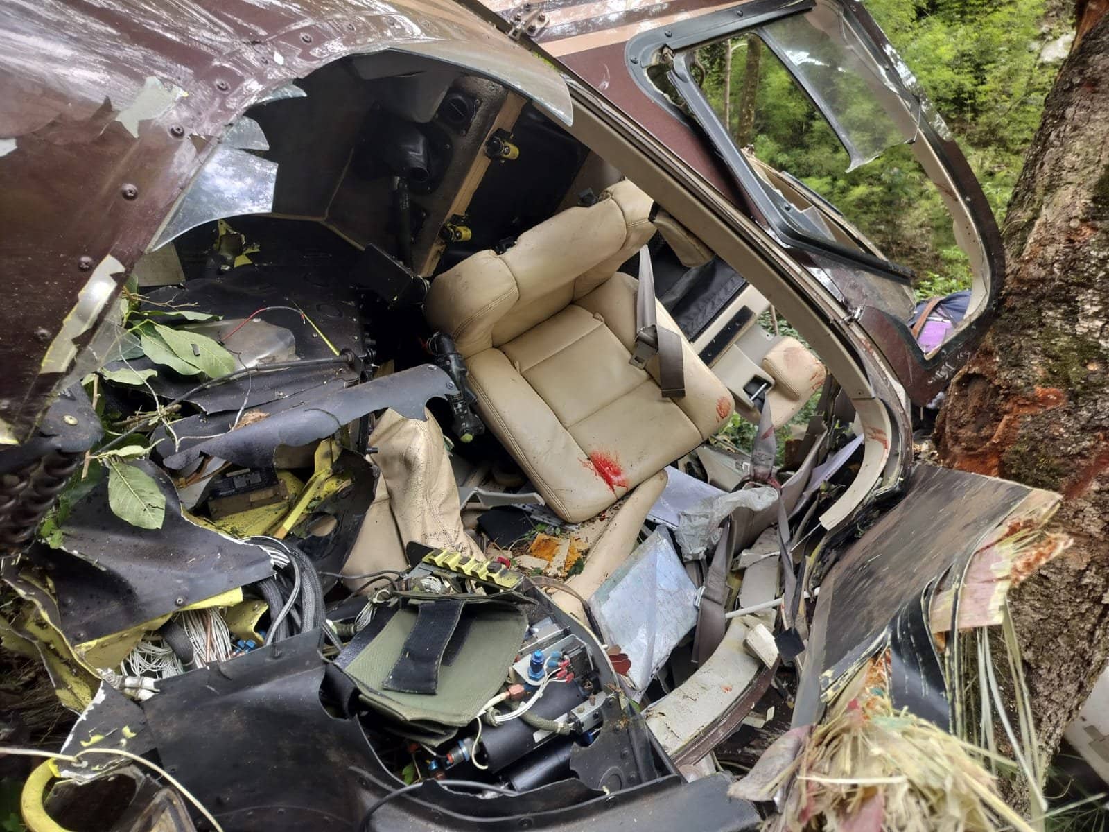 उत्तराखंड के उत्तरकाशी में बड़ा हादसा, हेलीकॉप्टर दुर्घटना में 5 यात्रियों की मौत, 2 गंभीर रूप से घायल 