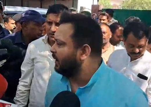 तेजस्वी यादव ने मीडिया के आगे जोड़ा हाथ, कहा सरकार और भारतीय सेना की योजनाओं को न दिखाये मीडिया, समर्थन में कही ये बात