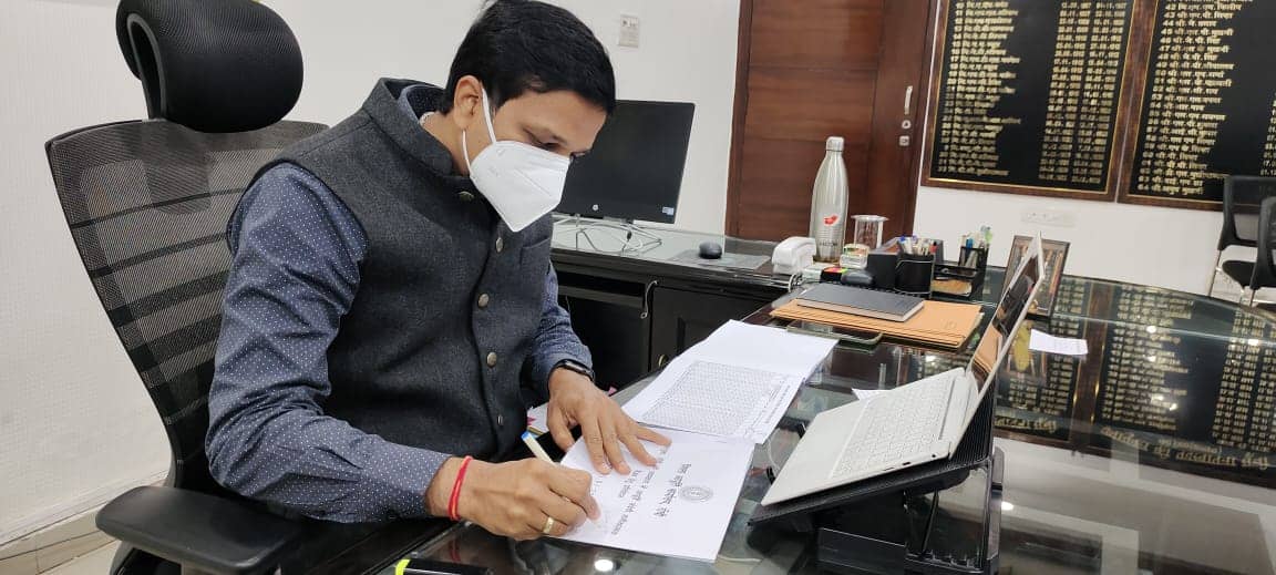 उपायुक्त छवि रंजन ने की समीक्षा बैठक,शतप्रतिशत खाद्यान्न वितरण नहीं होने पर जताई नाराजगी,हरा राशन कार्डधारियों को लाभ सुनिश्चित कराने का  दिया निर्देश 