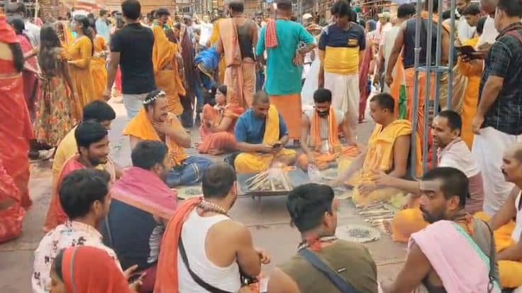 देवघर बाबा मंदिर में पुरोहितों ने की विशेष पूजा, सैनिकों के शौर्य में वृद्धि व स्वस्थ्य रहने की हुई कामना