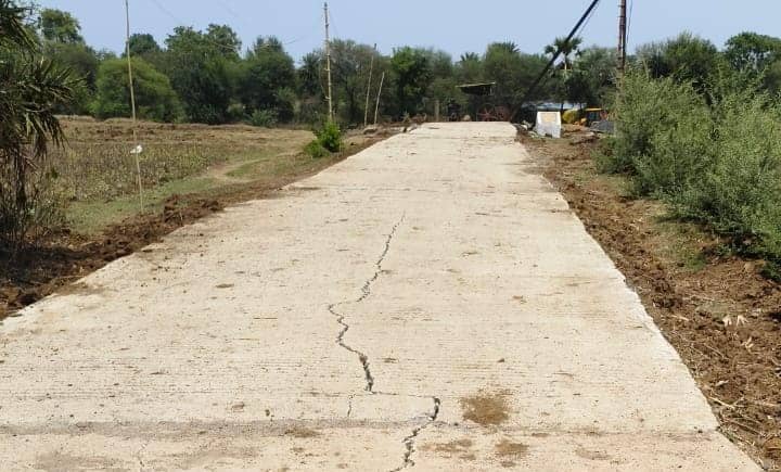 सड़क नहीं, सिस्टम धंसा है! 30 लाख की लागत,तीन महीने में टूटी सड़क, पढें घटिया निर्माण का सच