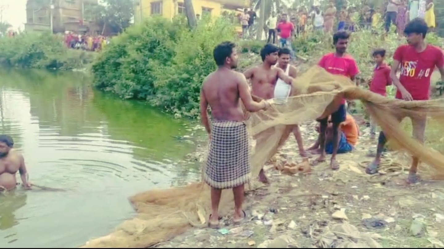 पाकुड़: कलिकापुर पोखर से मासूम का शव बरामद, रो-रोकर मां बदहवाश