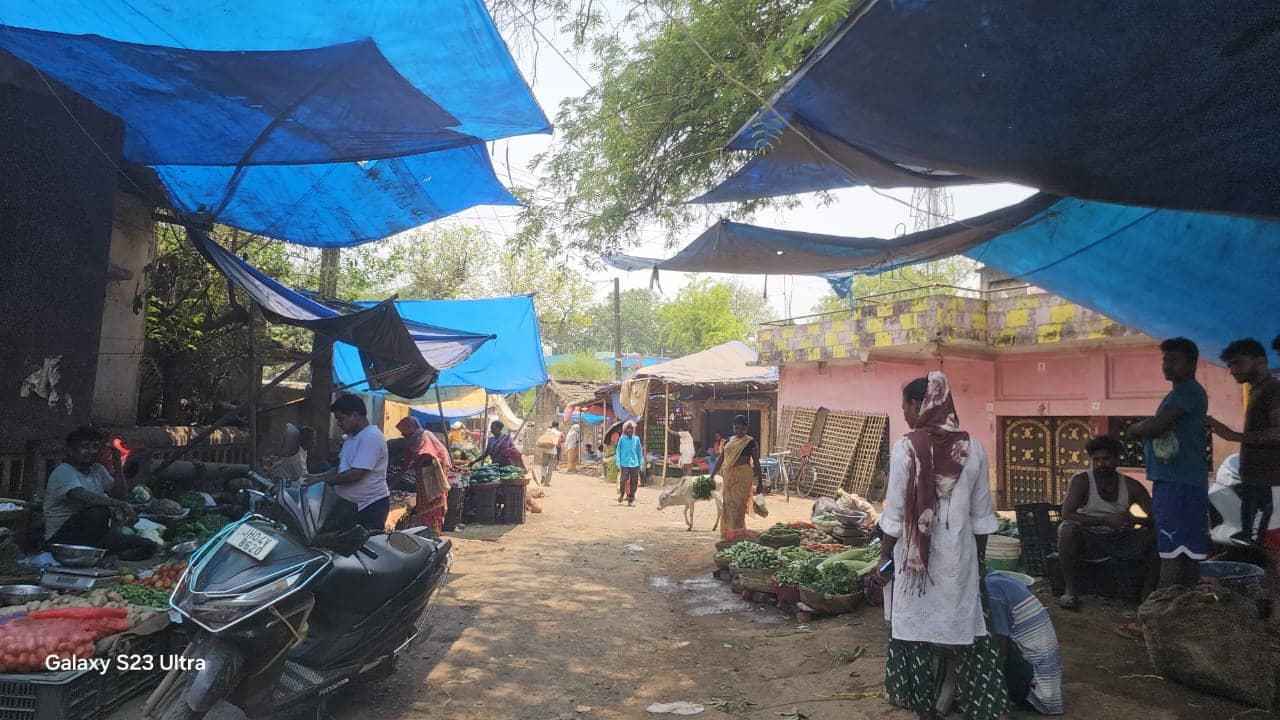 पाकुड़: हिरणपुर हॉस्पिटल सड़क पर सब्जी विक्रेताओं का अतिक्रमण, जनसुरक्षा पर खतरा, शिकायतों के बाद भी कार्रवाई नहीं