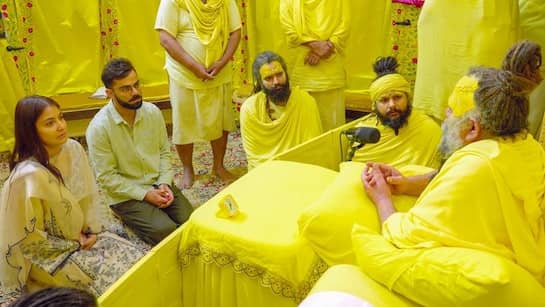 टेस्ट क्रिकेट से सन्यास की घोषणा के बाद अनुष्का के साथ विराट कोहली मिले संत प्रेमानंद महाराज से