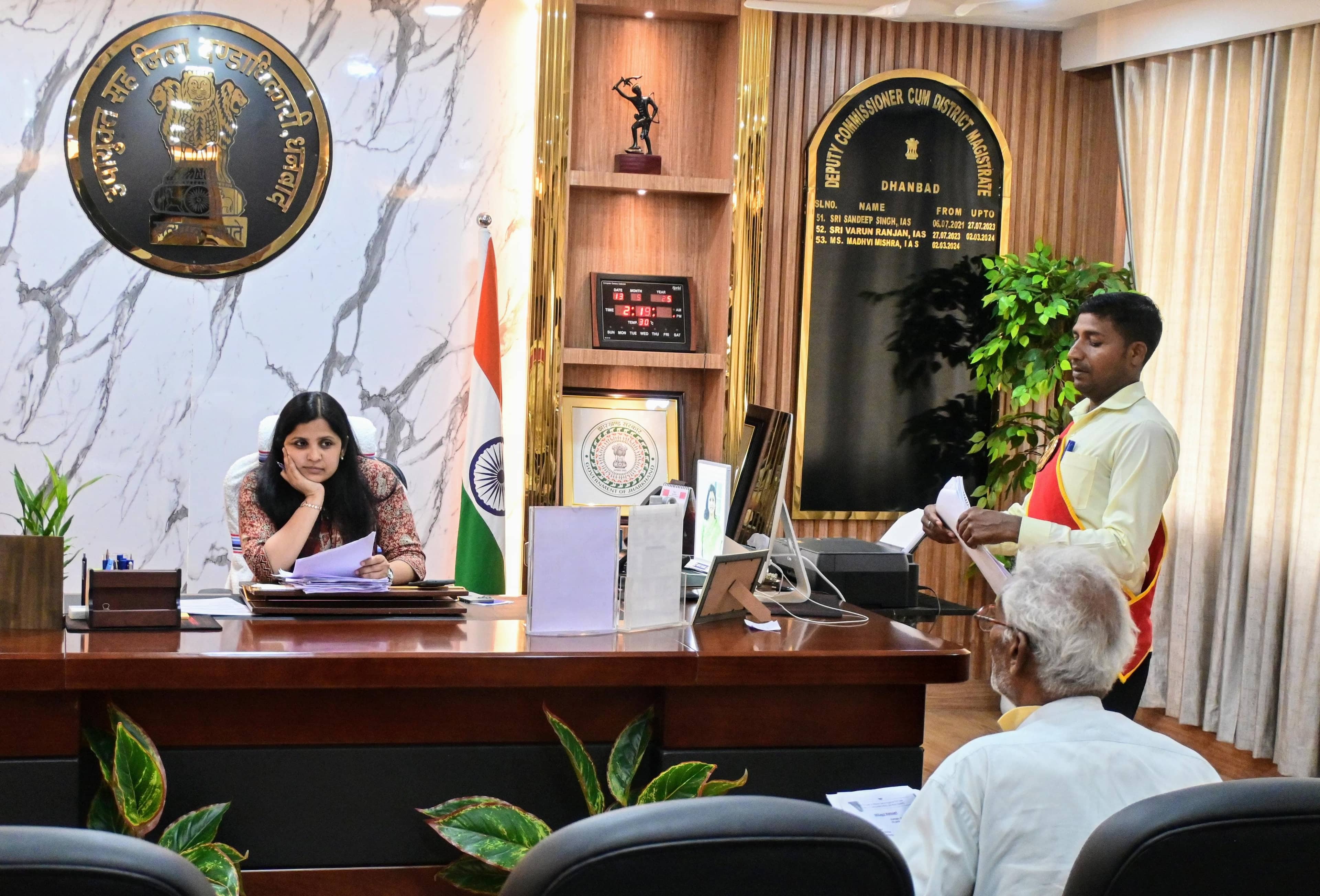 बुजुर्ग पिता की डीसी से गुहार: बड़ा बेटा और पुतोहू नहीं चलने दे रहे दुकान, मदद करिये मैडम