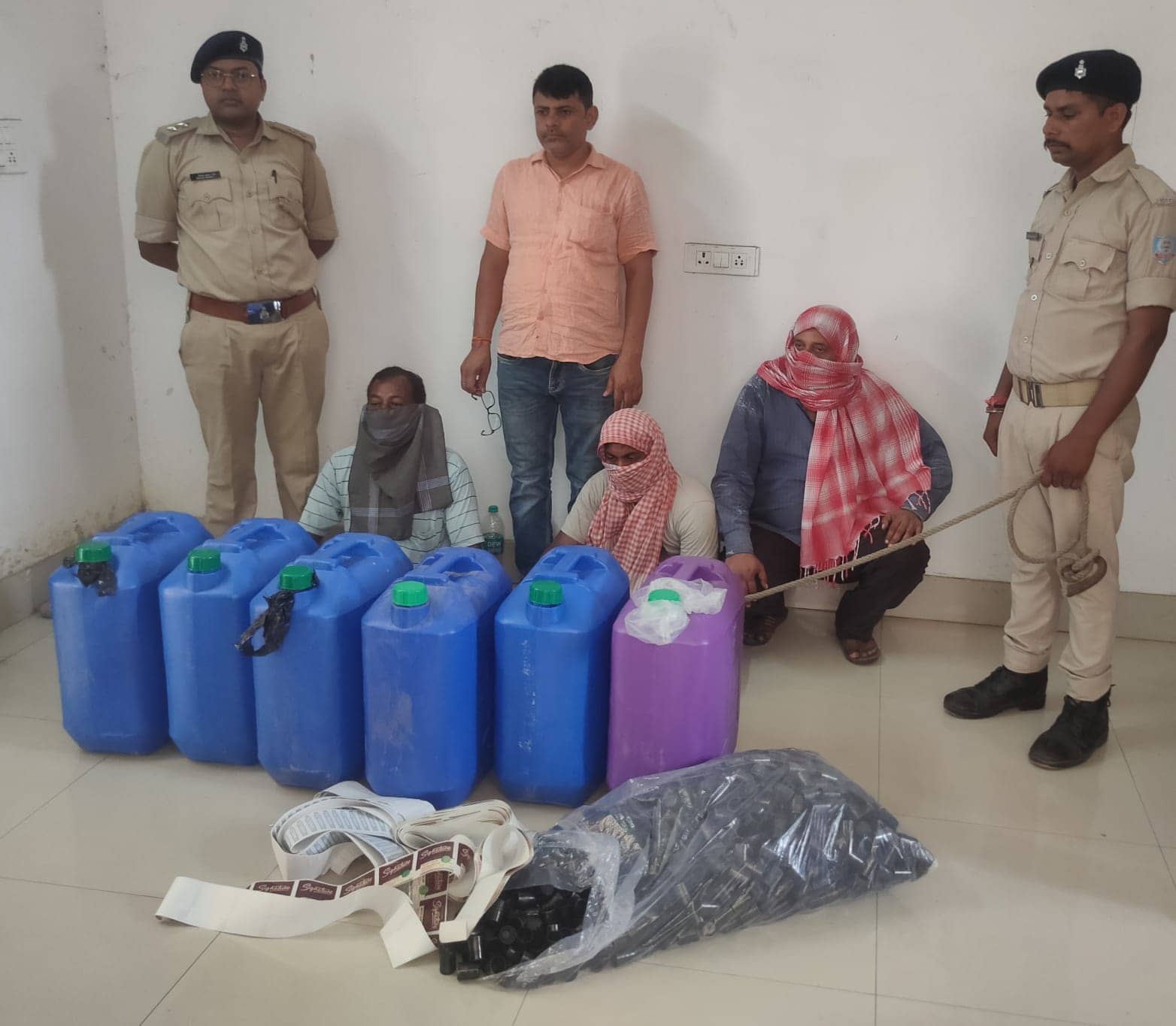 यात्री बस से शराब बनाने का सामान जब्त, देवघर उत्पाद विभाग ने 3 को भेजा जेल