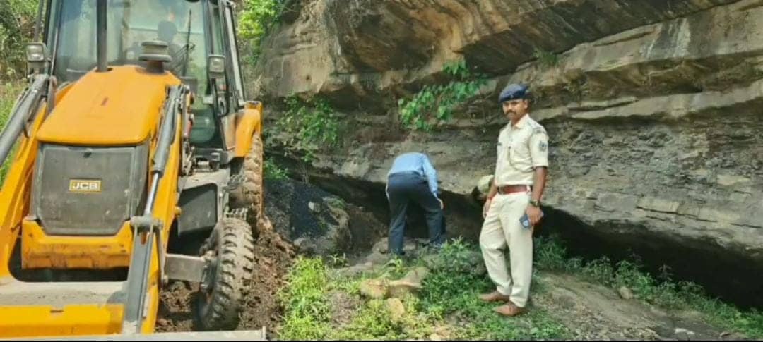 बोकारो: अवैध कोयला उत्खनन के खिलाफ प्रशासन का चला बुलडोजर, माफियाओं में हड़कंप