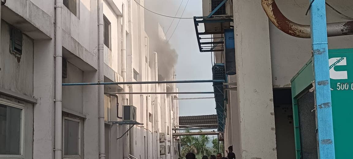 सरायकेला: अमूल दूध फैक्ट्री में लगी भीषण आग, लाखों रुपए का सामान जल कर राख