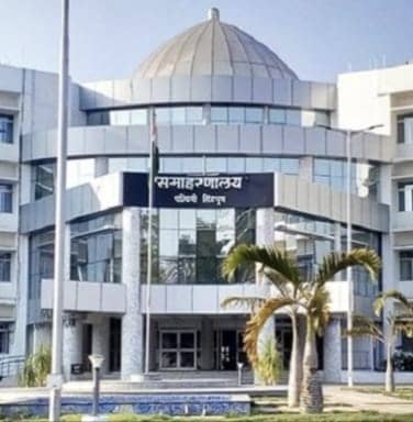 चाईबासा: केवल हाजिरी बनाने आते हैं फर्मासिस्ट, फिर चलाते हैं अपनी दुकान, पढ़ें कैसे स्वास्थ्य केंद्र में खुलेआम चल रहा है फर्जीवाड़ा