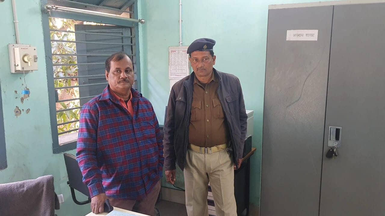 लाइन मैन से रिश्वत लेते बिजली विभाग का हेड क्लर्क  रंगेहाथ गिरफ्तार 