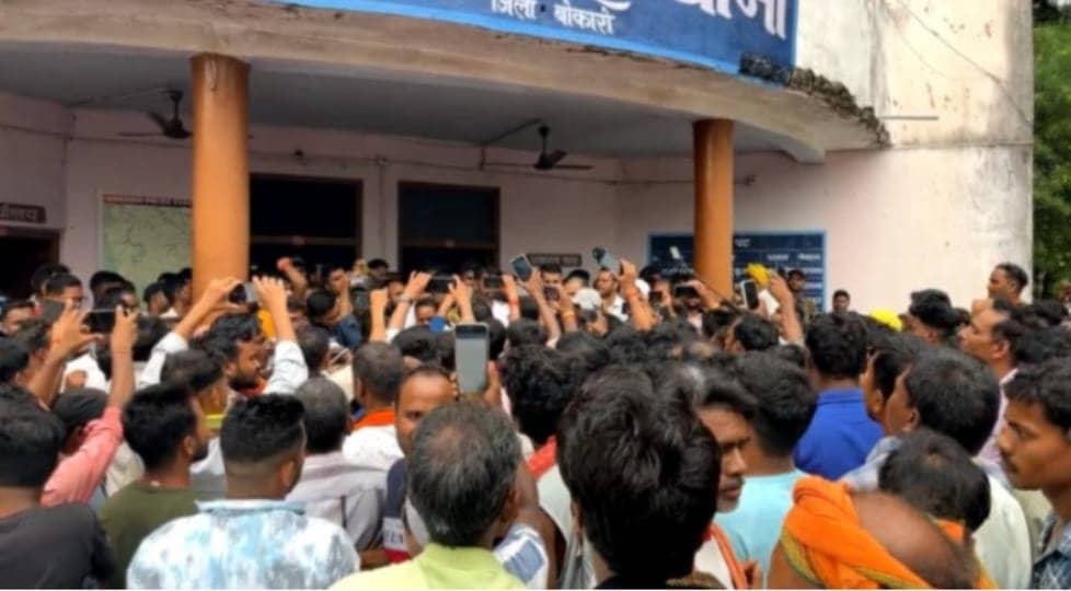 नावाडीह हत्याकांड: गुस्साए लोगों ने थाने पर किया प्रदर्शन, डिमांड रखी प्रभारी को सस्पेंड करें एसपी 