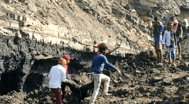 चाल धंसने का मामला :  पूर्व विधायक का बड़ा आरोप, कहा- सबकी मिलीभगत से हो रहा कोयला चोरी, 20 लोगों के मरने की जतायी आशंका