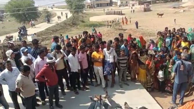 11 हजार वोल्ट का बिजली तार गिरने से एक ही परिवार के तीन लोगों की मौत , विरोध में ग्रामीणों ने किया सड़क जाम