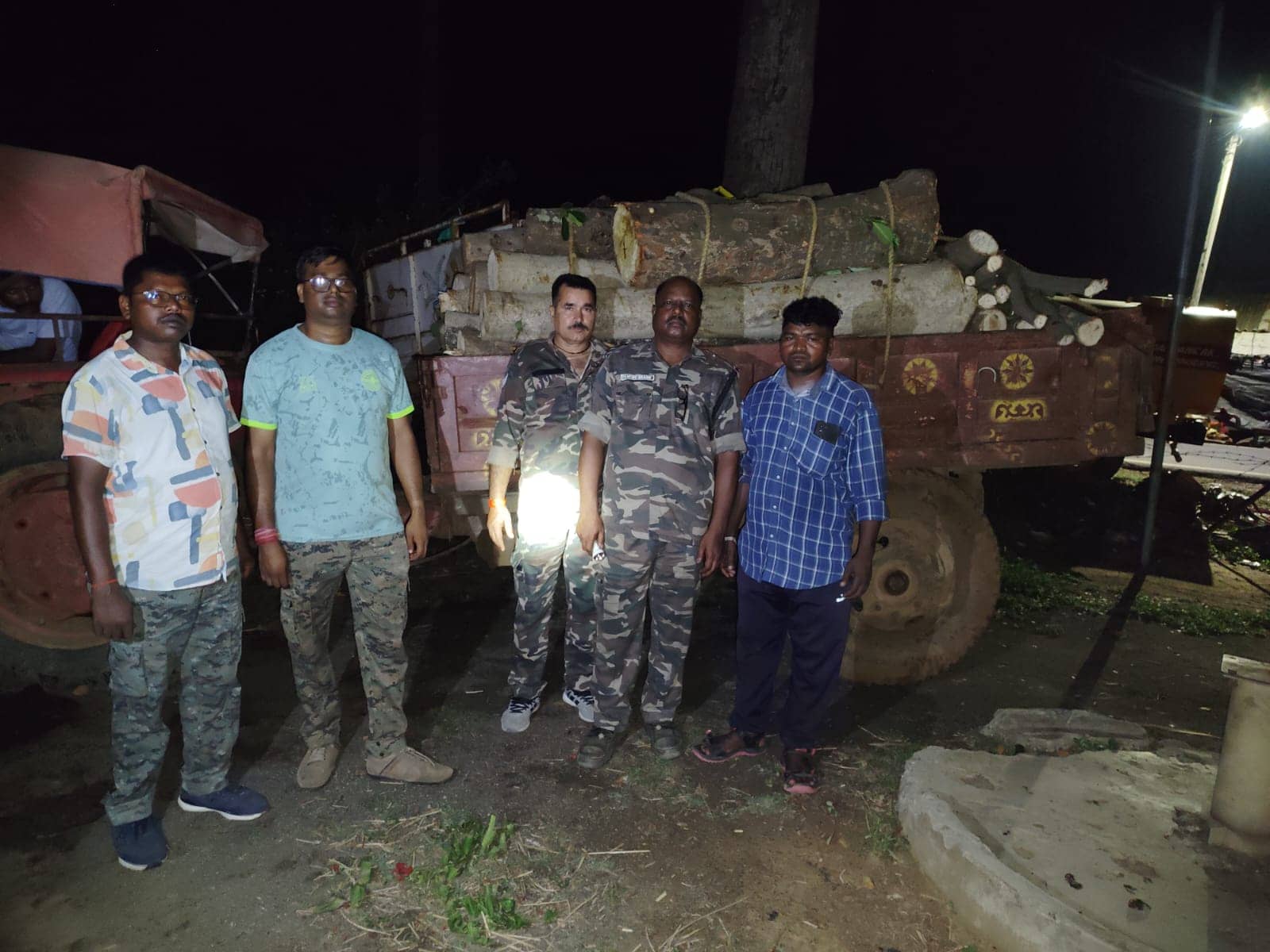 दुमका:  वन विभाग की कार्यवाई, एक ट्रैक्टर लकड़ी जब्त, चालक और माफिया फरार