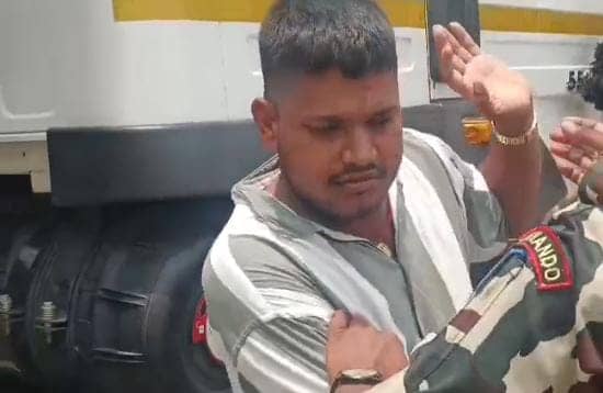 ये क्या कर दिया साहब ! दंबगई पर उतरे बक्सर के थप्पड़ बाज एसडीएम, दनादन ट्रक ड्राइवर को जड़ दिये कई थप्पड़, आप भी देखें वायरल वीडियो