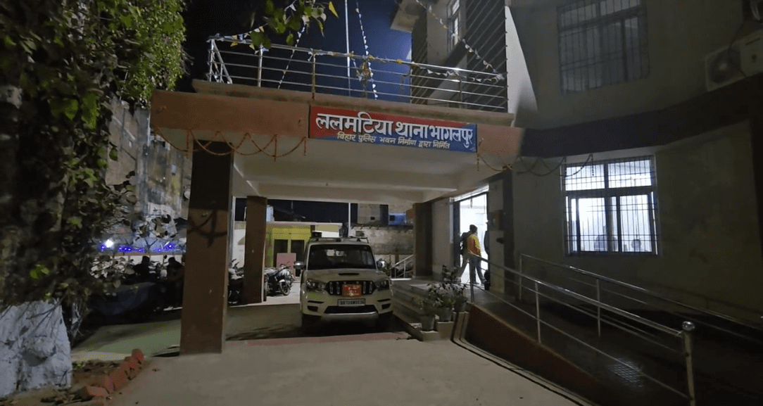 अवैध शराब के खिलाफ छापेमारी करने गई पुलिस की टीम पर हमला, 3 जवान घायल, हिरासत में 10 लोग