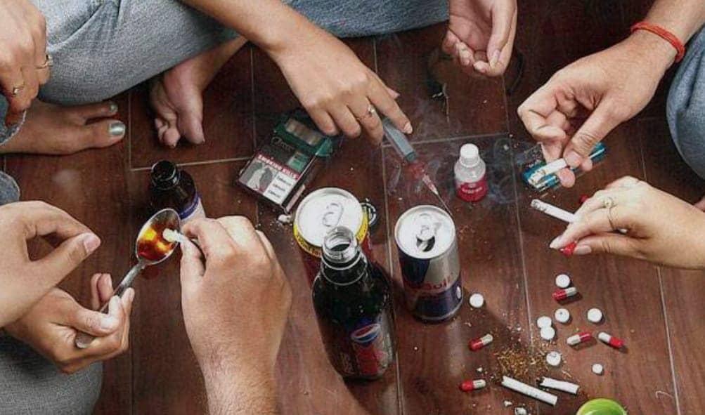 आपके बच्चों में दिखे ये तीन बदलाव तो हो जाए सतर्क, स्कूल कॉलेजों के बच्चे हैं ड्रग्स माफियों के निशाने पर