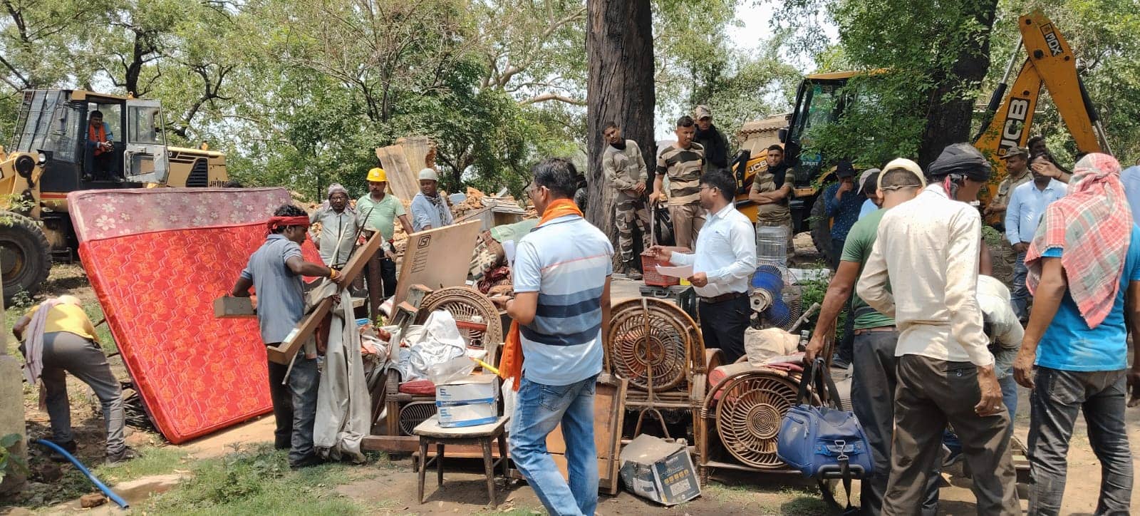 सांसद ढुल्लू महतो के खिलाफ हाई कोर्ट में पीआईएल करने वाले अधिवक्ता का मकान जमींदोज, पढ़िए क्या था आरोप