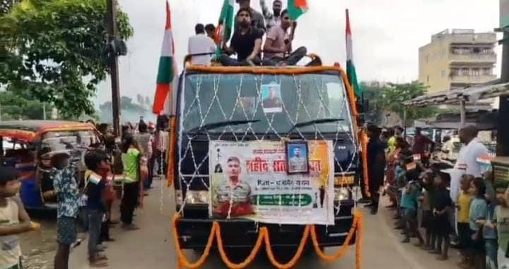 शहादत को सलाम! जब तिरंगे में लिपटा शहीद संतोष यादव का पार्थिव शरीर पहुंचा गांव, तो लगने लगा वीर सपूत अमर रहे का नारा