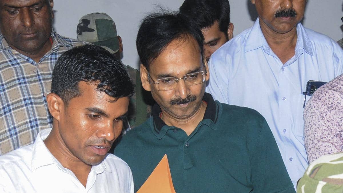 BREAKING: IAS विनय चौबे की बिगड़ी तबीयत, रिम्स में हुए एडमिट