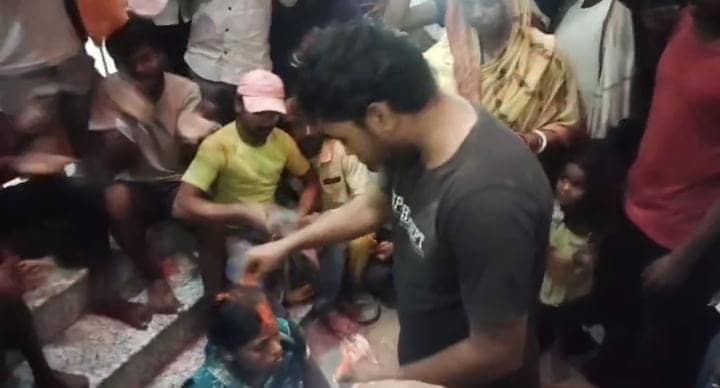 इस प्यार को क्या नाम दूं! तीन बच्चों की मां को युवक से हुआ प्यार, तो शादी रचाने पहुंच गई उसके गांव , पढ़ें फिर क्या हुआ