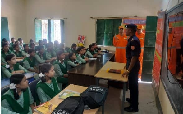 देवघर में शिक्षक और छात्राओं ने सीखे एनडीआरएफ से आपदा प्रबंधन के गुर