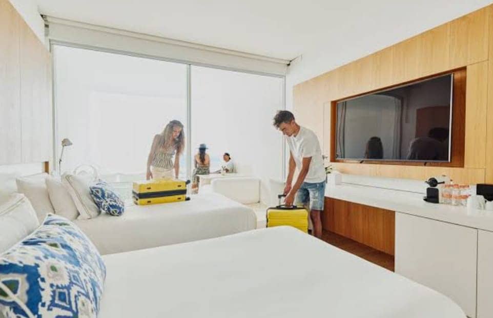 Hotel Free Things: बिना चोरी किए होटल से घर ला सकते हैं ये चीजें, जानिए आपके अधिकार!