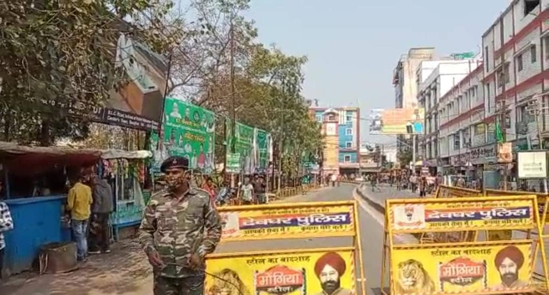 बाबानगरी में चौक-चौराहों पर बैरिकेटिंग लगाने से आवागमन में परेशानी,  कई चौक पर आम जनता और पुलिस के बीच तीखी नोंकझोंक