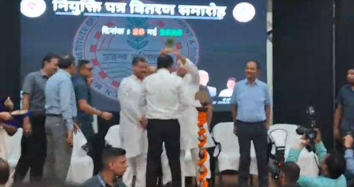 उम्र का असर या कुछ और! नीतीश कुमार ने फिर की अटपटी हरकत, कैबिनेट अपर मुख्य सचिव के सर पर रखा पौधा, देखें वीडियो