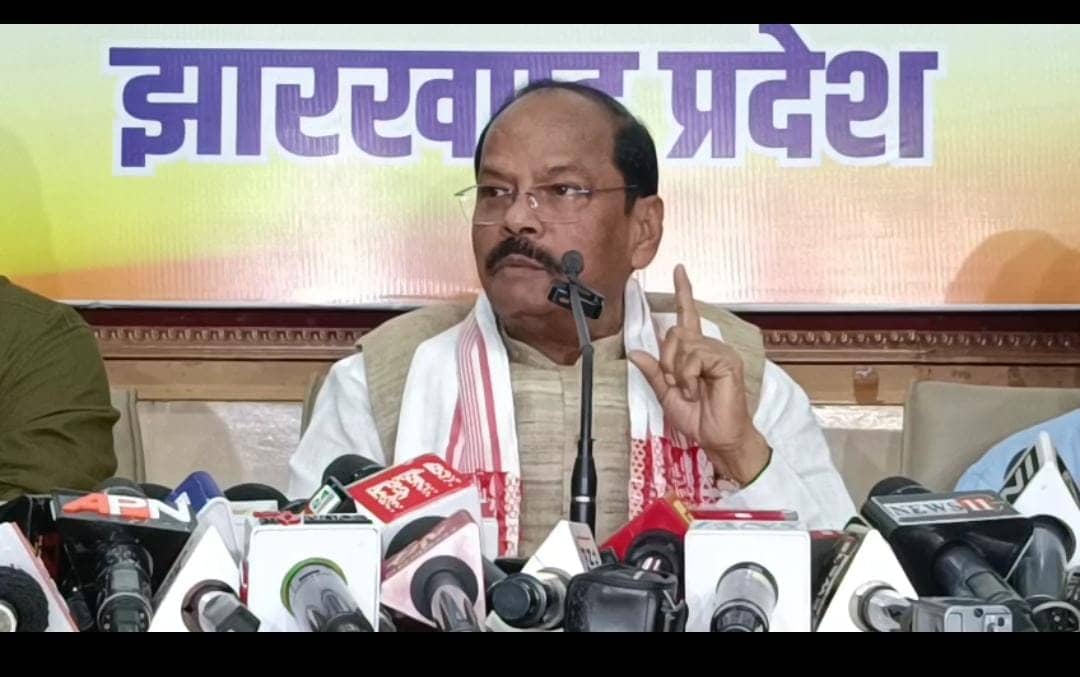 हम आदिवासी को वोट बैंक नहीं अपना परिवार मानते हैं : रघुवर दास