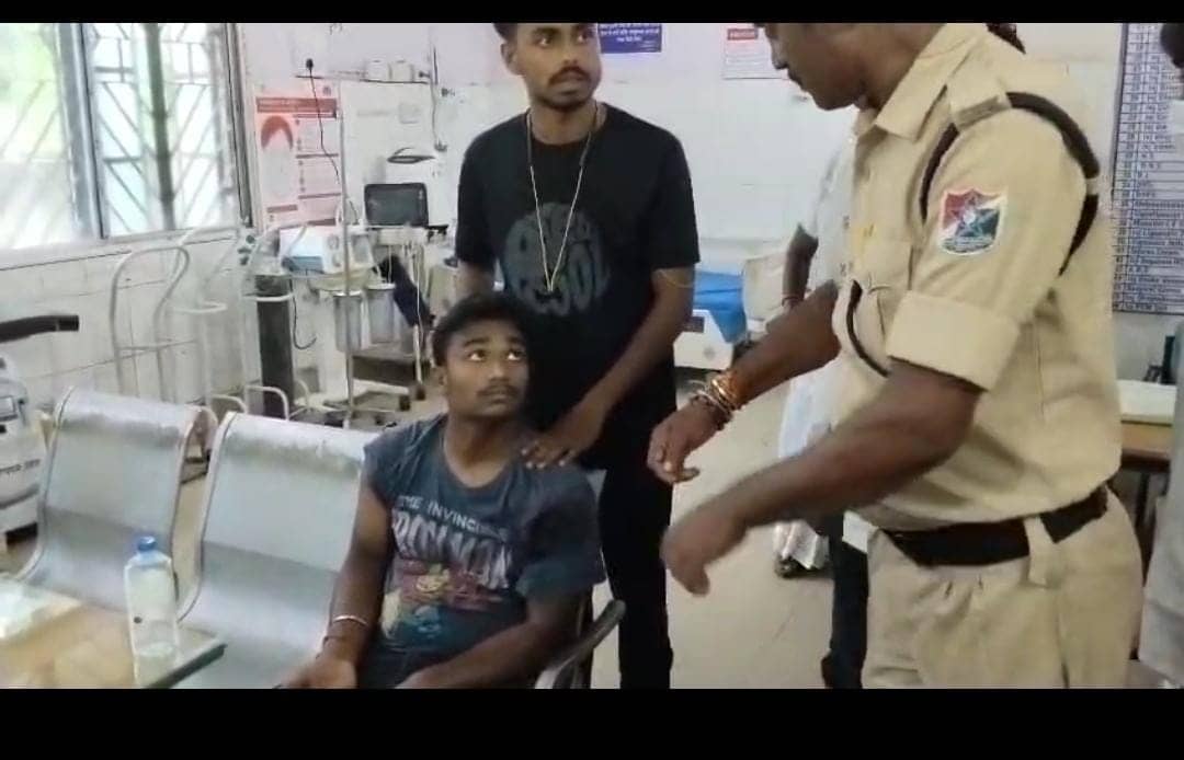 देवघर में दिनदहाड़े फायरिंग: सड़क से स्कूटी हटाने पर मचा बवाल, युवक को मार दी गोली