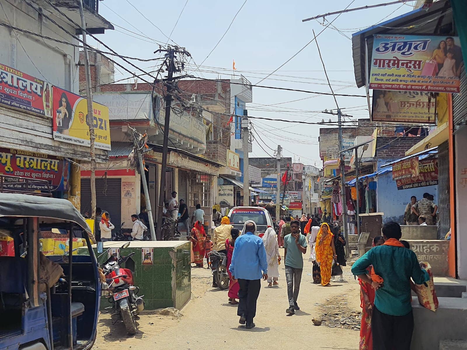 हैदरनगर में दलित लड़की के साथ बीच बाजार छेड़खानी, दो गुट में तनाव,छावनी में तब्दील बाजार, देखिए वीडियो    