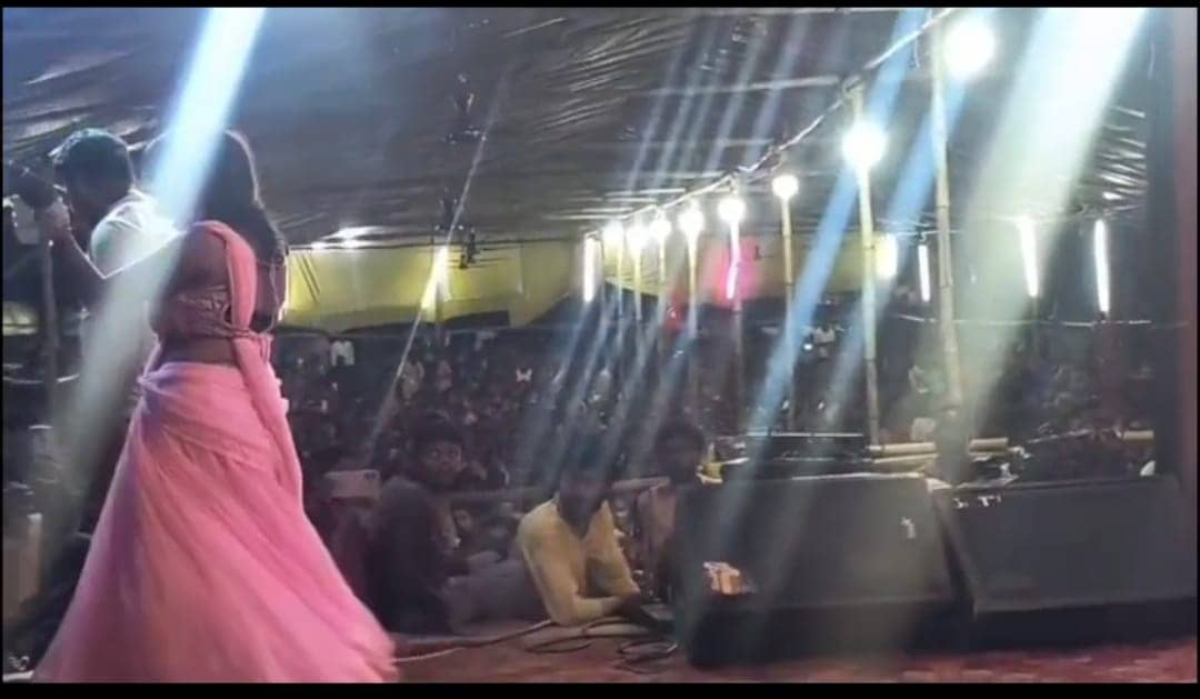 धनबाद में फुहड़ता की पराकाष्ठा : बार-बालाओं ने ठुमके लगाए तो माले समर्थक पैसे लुटाये, जानिए कहां हुआ था कार्यक्रम !