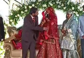 जब घूंघट लिए स्टेज पर लाल जोड़े में पहुंची खान सर की दुल्हनियां, तो  देखते रह गये लोग, सोशल मीडिया पर छा गई जोड़ी