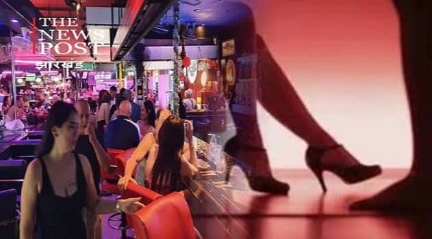 गढ़वा के एक होटल में चल रहा था सेक्स रैकेट, पुलिस ने किया रेड तो आपत्तिजनक हालत में पकड़े गए जोड़े, देखें वीडियो