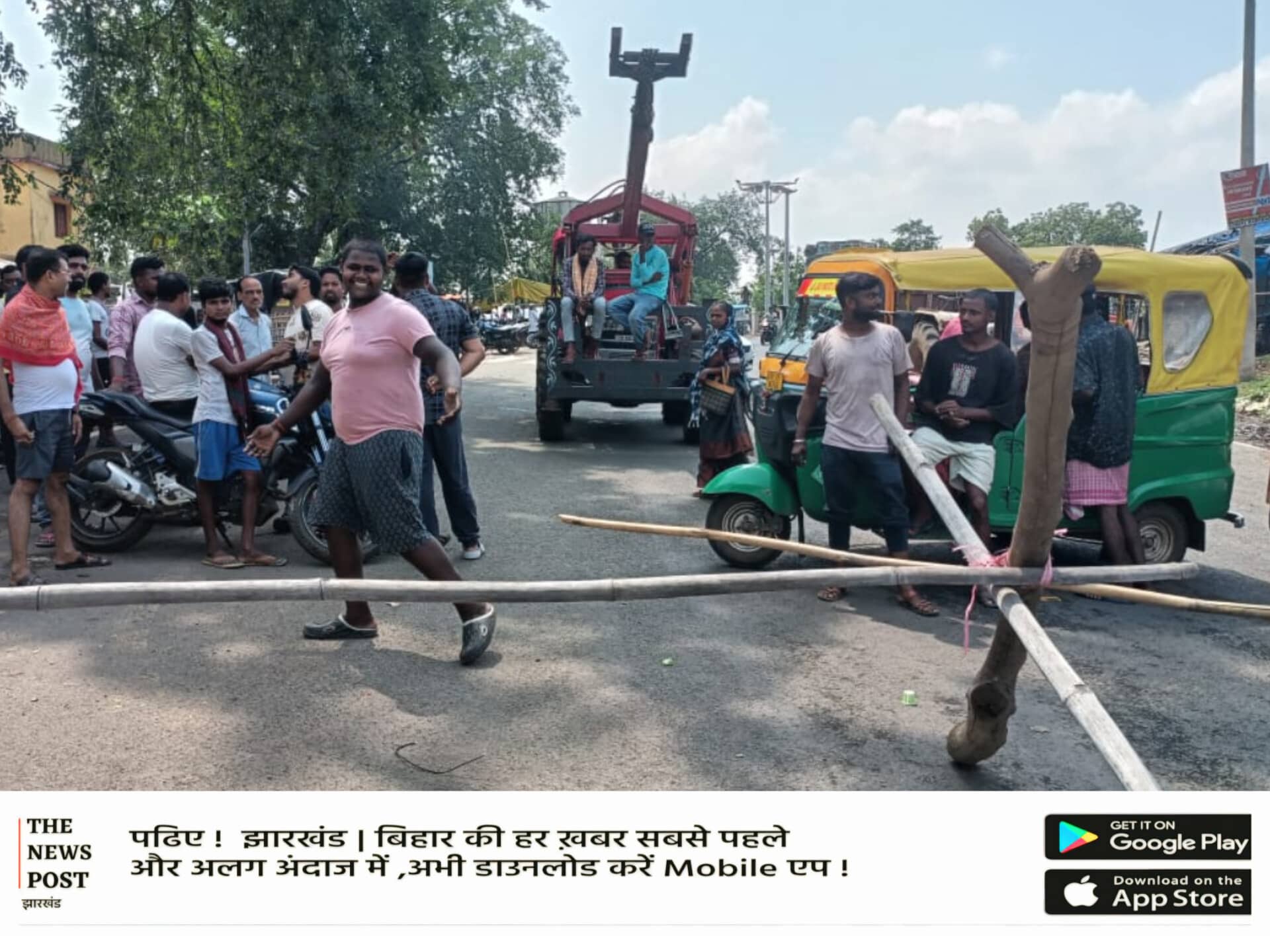 पाकुड़: लो वोल्टेज और बिजली कटौती से नाराज ग्रामीणों ने किया सड़क जाम, घंटों बाधित रहा यातायात