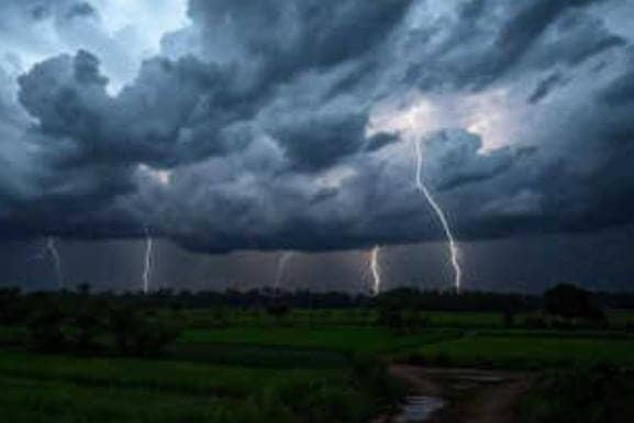 Weather Alert: आज आंधी तूफ़ान के साथ पूरे झारखंड में होगी झमाझम बारिश, इन जिलों में दिखेगा वज्रपात का व्यापक असर 