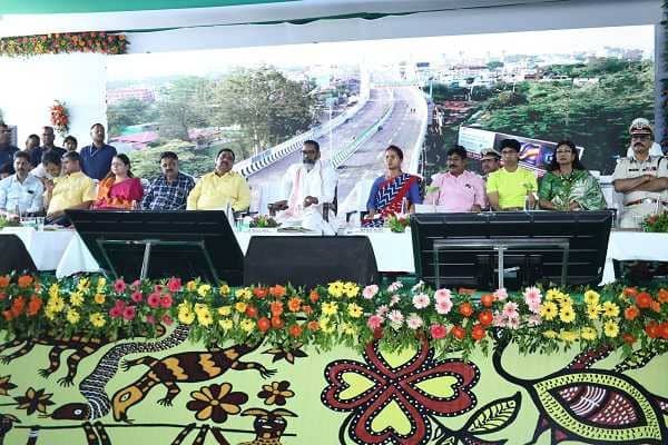 Jharkhand Politics: सीएम  हेमंत सोरेन की जाल में उलझी पूर्व मंत्री गीताश्री उरांव अब क्या  करेंगी, पढ़िए क्यों उठ रहे सवाल !