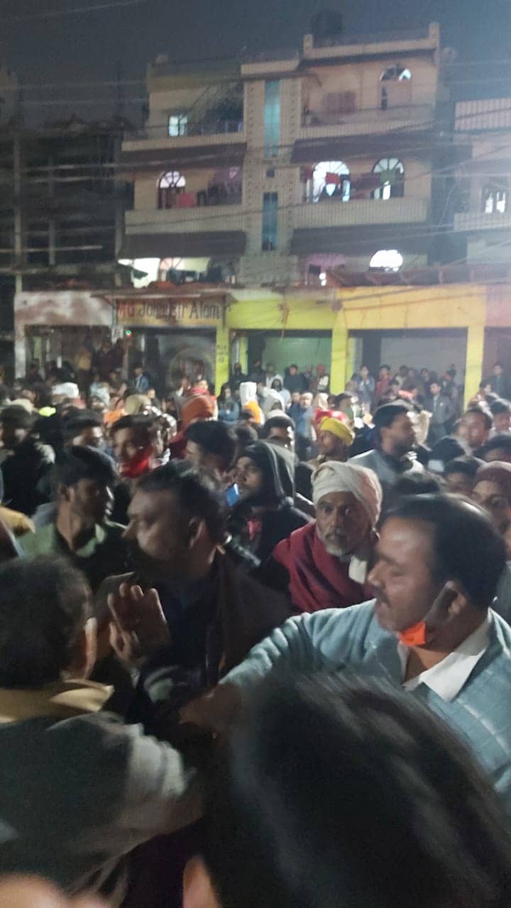 छत से एक के बाद एक कर गिरीं दो लड़कियां, उग्र भीड़ ने वाहनों में लगाई आग