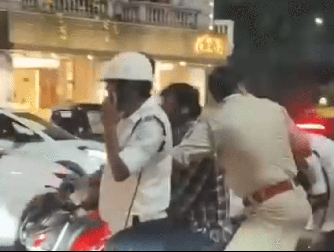 अरे दादा! ई का कर रही है जमशेदपुर पुलिस? आप भी देखें ये वायरल वीडियो